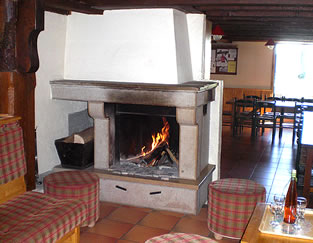 du feu dans la cheminée du gite